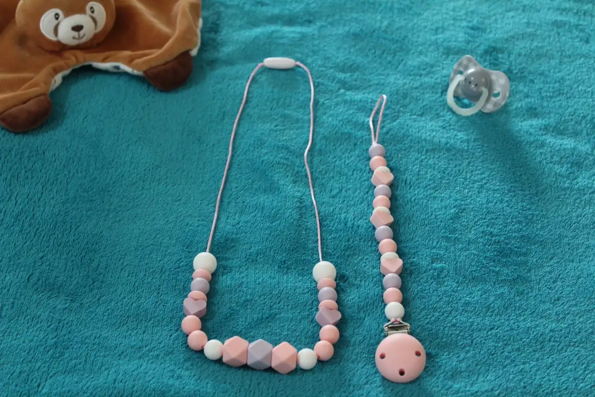 Collier Allaitement + Attache-Tétine  Rose Cœur